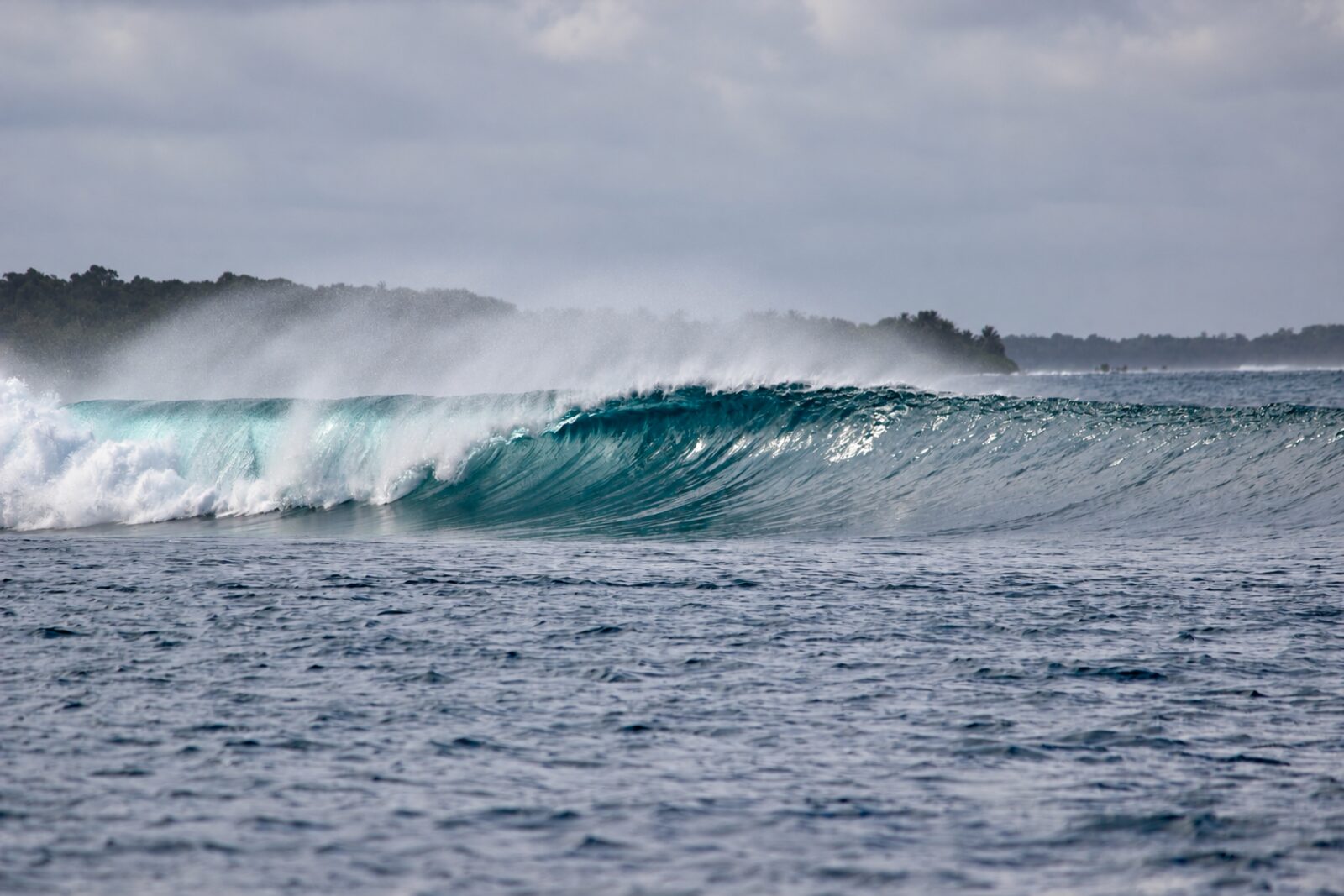 An empty barrelling wave
